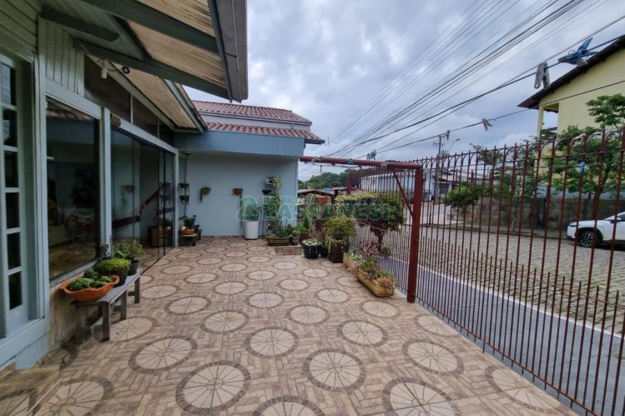 Casa com 255m², 4 dormitórios, 4 vagas, no bairro Diamantino em Caxias do Sul para Comprar