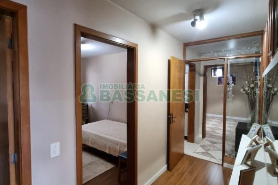 Casa com 255m², 4 dormitórios, 4 vagas, no bairro Diamantino em Caxias do Sul para Comprar