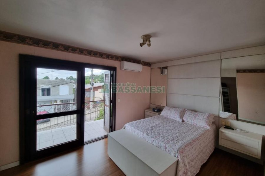 Casa com 255m², 4 dormitórios, 4 vagas, no bairro Diamantino em Caxias do Sul para Comprar