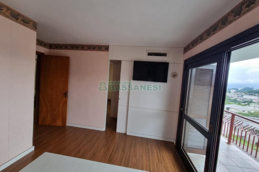 Casa com 255m², 4 dormitórios, 4 vagas, no bairro Diamantino em Caxias do Sul para Comprar