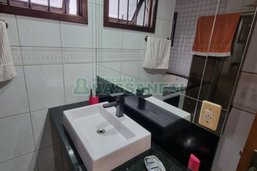 Casa com 255m², 4 dormitórios, 4 vagas, no bairro Diamantino em Caxias do Sul para Comprar