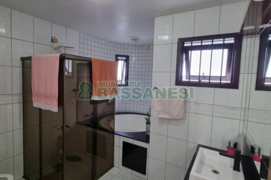 Casa com 255m², 4 dormitórios, 4 vagas, no bairro Diamantino em Caxias do Sul para Comprar