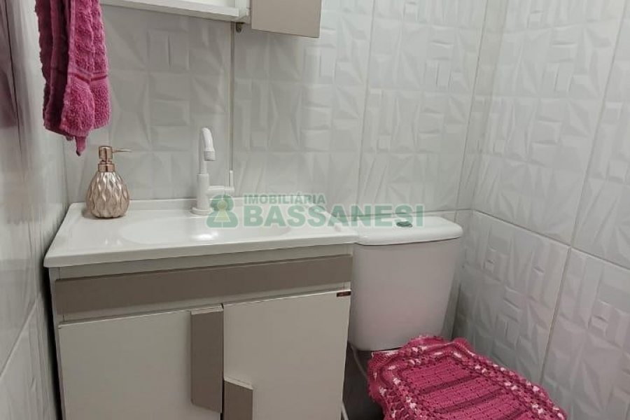 Sobrado Mobiliado com 70m², 2 dormitórios, 1 vaga, no bairro Salgado Filho em Caxias do Sul para Alugar