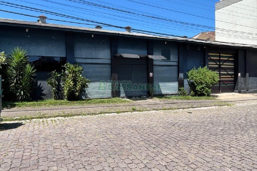 Pavilhão com 825m², no bairro Centro em Caxias do Sul para Alugar