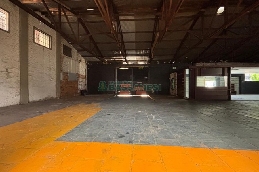 Pavilhão com 825m², no bairro Centro em Caxias do Sul para Alugar