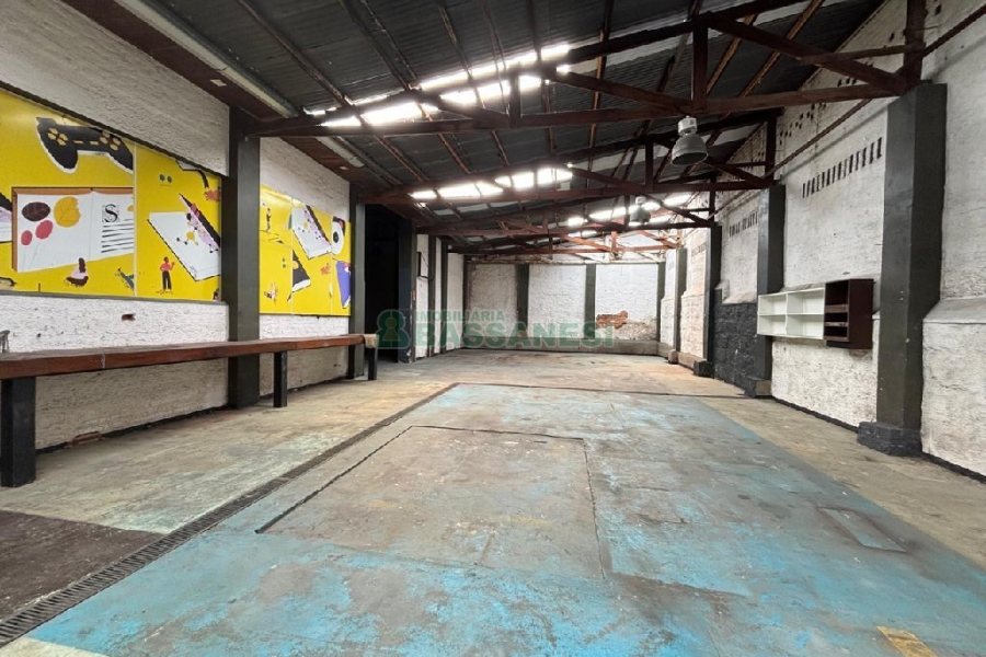 Pavilhão com 825m², no bairro Centro em Caxias do Sul para Alugar
