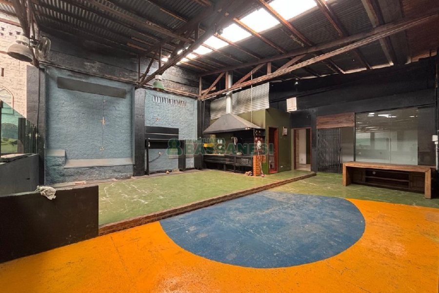 Pavilhão com 825m², no bairro Centro em Caxias do Sul para Alugar