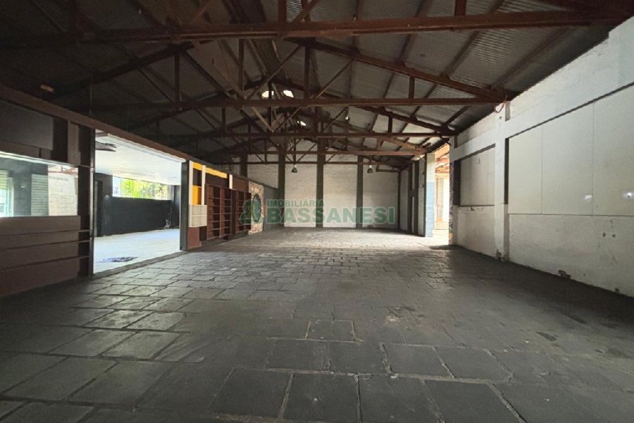 Pavilhão com 825m², no bairro Centro em Caxias do Sul para Alugar