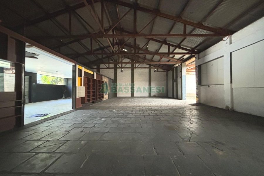 Pavilhão com 825m², no bairro Centro em Caxias do Sul para Alugar