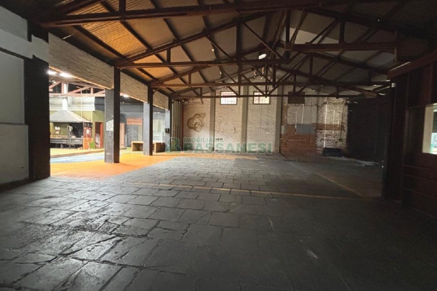 Pavilhão com 825m², no bairro Centro em Caxias do Sul para Alugar