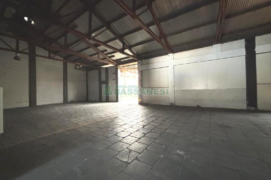 Pavilhão com 825m², no bairro Centro em Caxias do Sul para Alugar