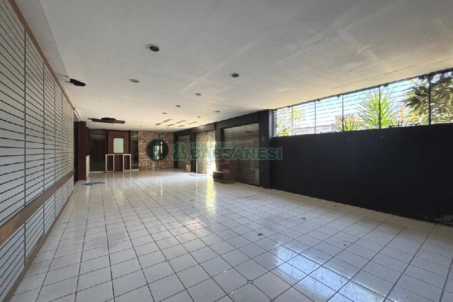 Pavilhão com 825m², no bairro Centro em Caxias do Sul para Alugar