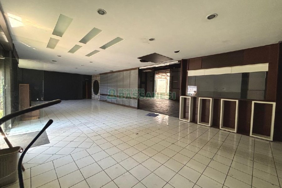 Pavilhão com 825m², no bairro Centro em Caxias do Sul para Alugar