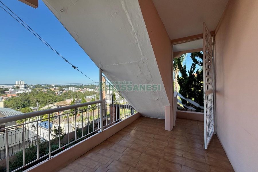 Casa com 165m², 3 dormitórios, 2 vagas, no bairro Cinqüentenário em Caxias do Sul para Comprar