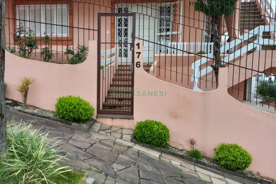 Casa com 165m², 3 dormitórios, 2 vagas, no bairro Cinqüentenário em Caxias do Sul para Comprar
