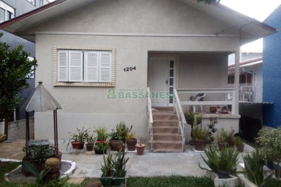 Casa com 140m², 4 dormitórios, 2 vagas, no bairro Petrópolis em Caxias do Sul para Comprar