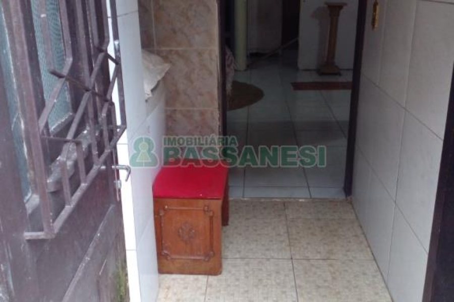 Casa com 140m², 4 dormitórios, 2 vagas, no bairro Petrópolis em Caxias do Sul para Comprar