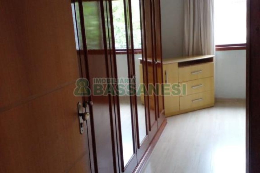 Casa com 140m², 4 dormitórios, 2 vagas, no bairro Petrópolis em Caxias do Sul para Comprar