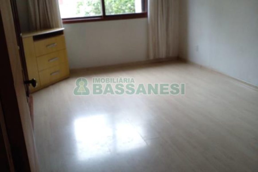 Casa com 140m², 4 dormitórios, 2 vagas, no bairro Petrópolis em Caxias do Sul para Comprar