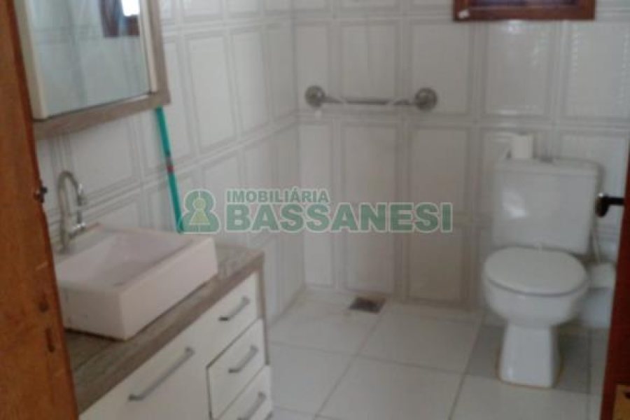 Casa com 140m², 4 dormitórios, 2 vagas, no bairro Petrópolis em Caxias do Sul para Comprar