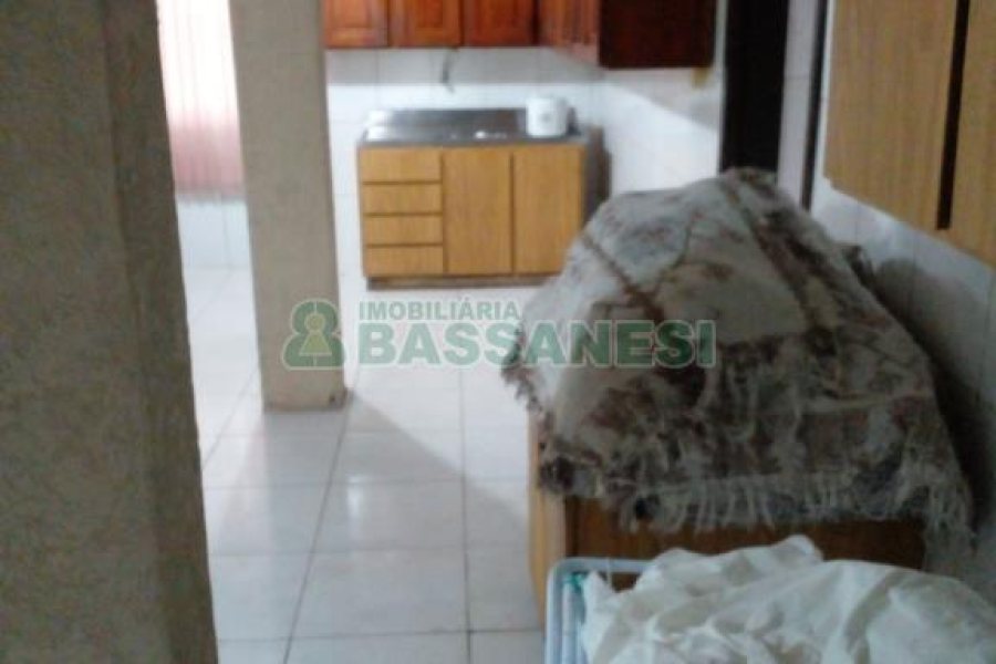 Casa com 140m², 4 dormitórios, 2 vagas, no bairro Petrópolis em Caxias do Sul para Comprar