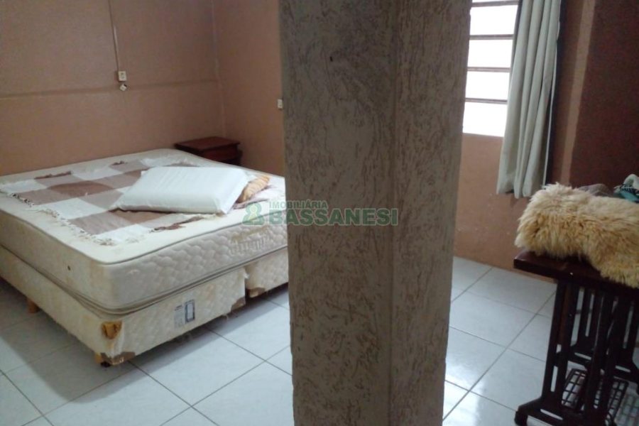 Casa com 140m², 4 dormitórios, 2 vagas, no bairro Petrópolis em Caxias do Sul para Comprar