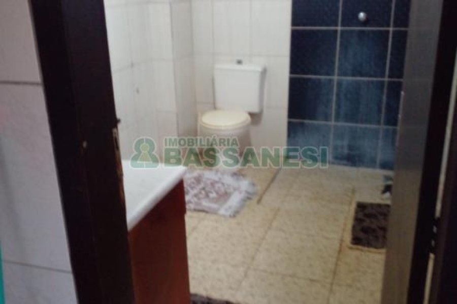 Casa com 140m², 4 dormitórios, 2 vagas, no bairro Petrópolis em Caxias do Sul para Comprar