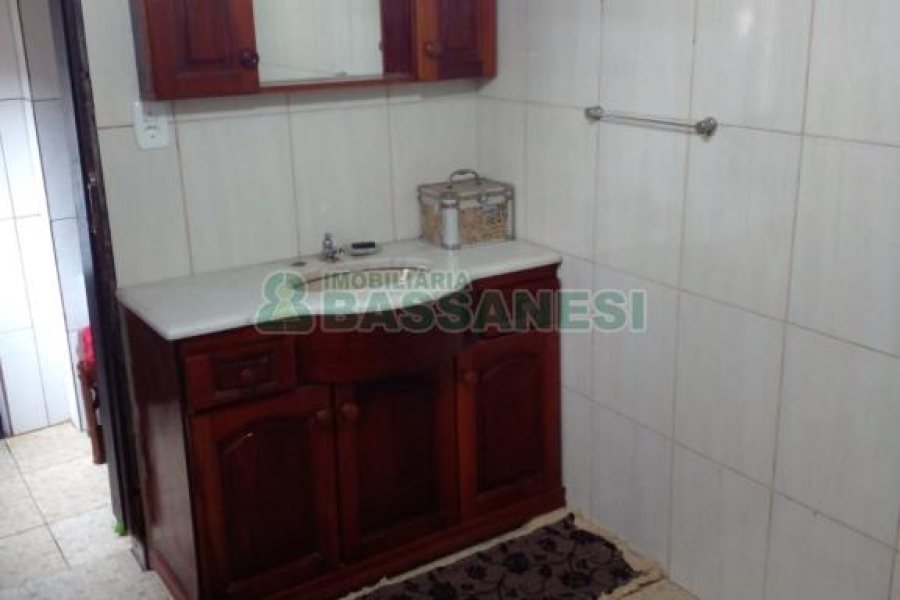 Casa com 140m², 4 dormitórios, 2 vagas, no bairro Petrópolis em Caxias do Sul para Comprar