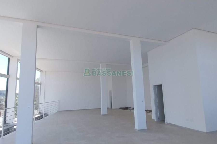 Loja com 322m², 5 vagas, no bairro Desvio Rizzo em Caxias do Sul para Alugar