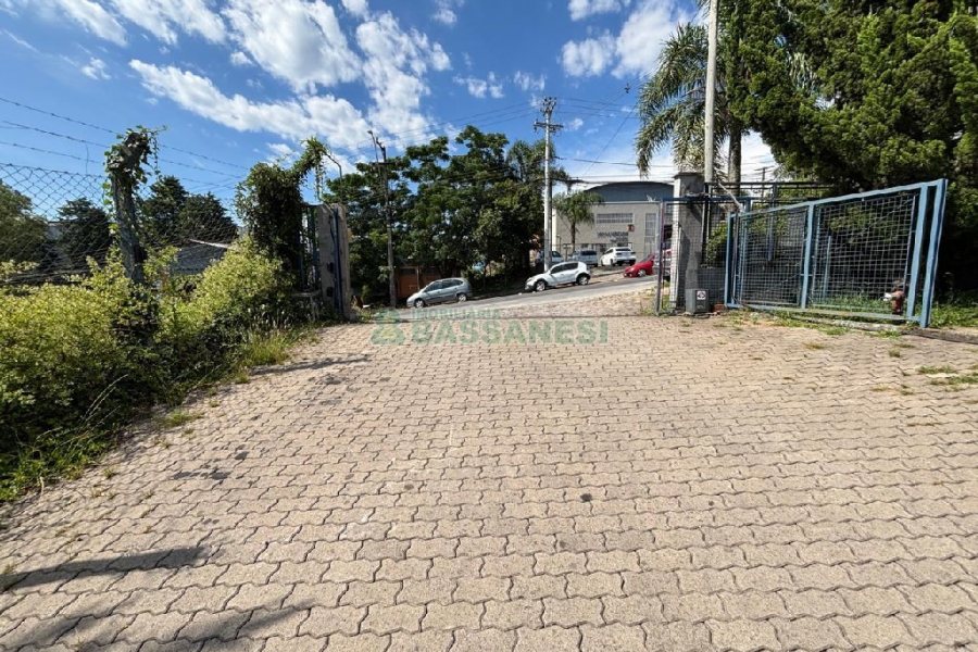 Pavilhão com 1467m², no bairro Distrito Industrial em Caxias do Sul para Alugar