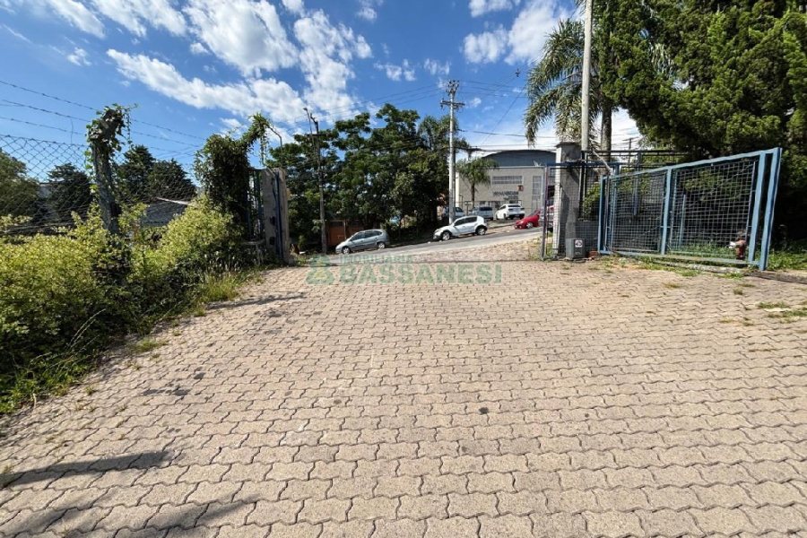 Pavilhão com 3078m², no bairro Distrito Industrial em Caxias do Sul para Alugar