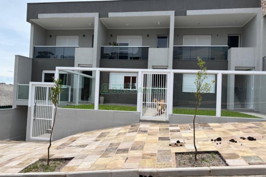 Casa Mobiliada com 110m², 2 dormitórios, 2 vagas, no bairro Esplanada em Caxias do Sul para Comprar