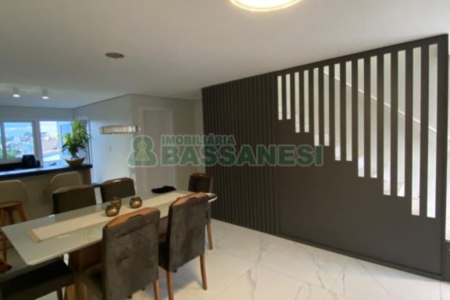 Casa Mobiliada com 110m², 2 dormitórios, 2 vagas, no bairro Esplanada em Caxias do Sul para Comprar