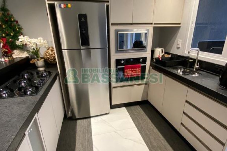 Casa Mobiliada com 110m², 2 dormitórios, 2 vagas, no bairro Esplanada em Caxias do Sul para Comprar