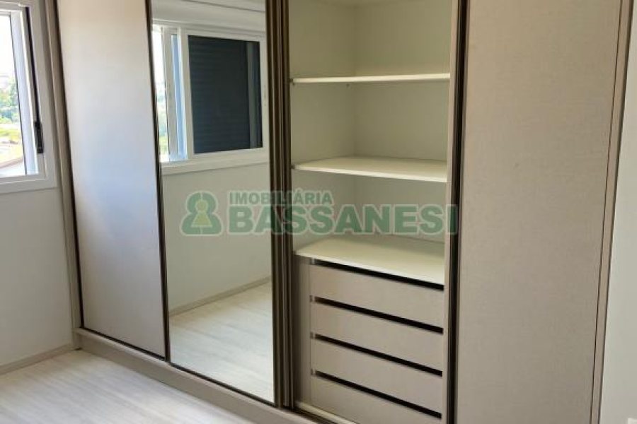 Casa Mobiliada com 110m², 2 dormitórios, 2 vagas, no bairro Esplanada em Caxias do Sul para Comprar