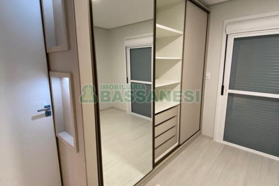Casa Mobiliada com 110m², 2 dormitórios, 2 vagas, no bairro Esplanada em Caxias do Sul para Comprar