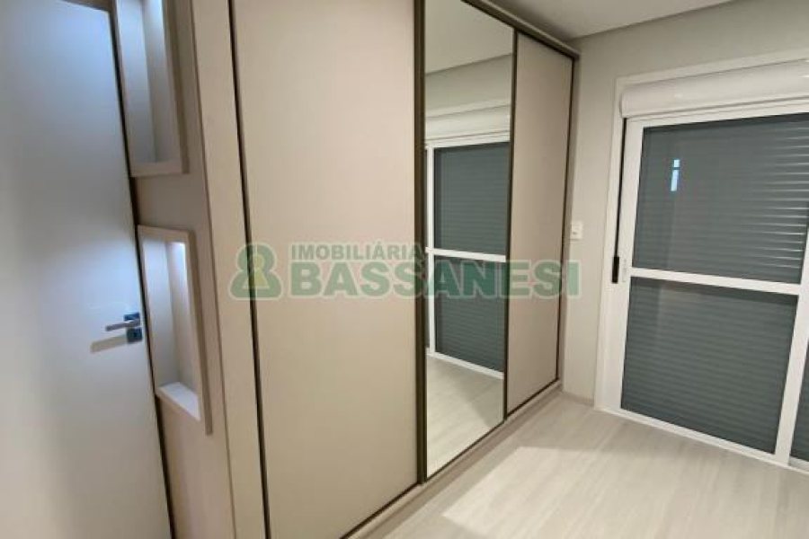 Casa Mobiliada com 110m², 2 dormitórios, 2 vagas, no bairro Esplanada em Caxias do Sul para Comprar