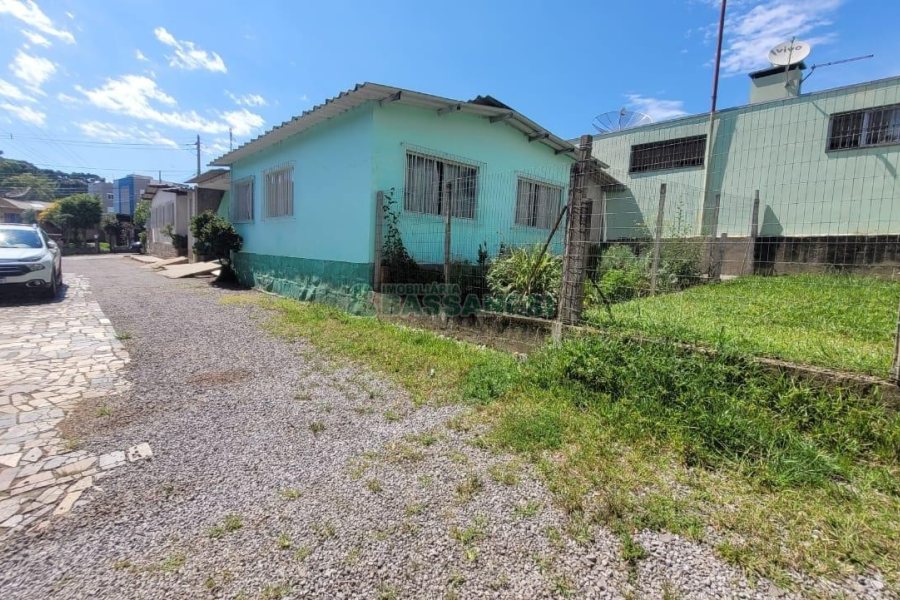Casa com 63m², 3 dormitórios, 1 vaga, no bairro Cruzeiro em Caxias do Sul para Comprar