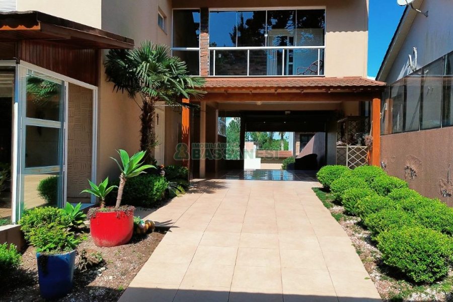 Casa com 400m², 3 dormitórios, 2 vagas, no bairro Vila Hipica em Caxias do Sul para Comprar