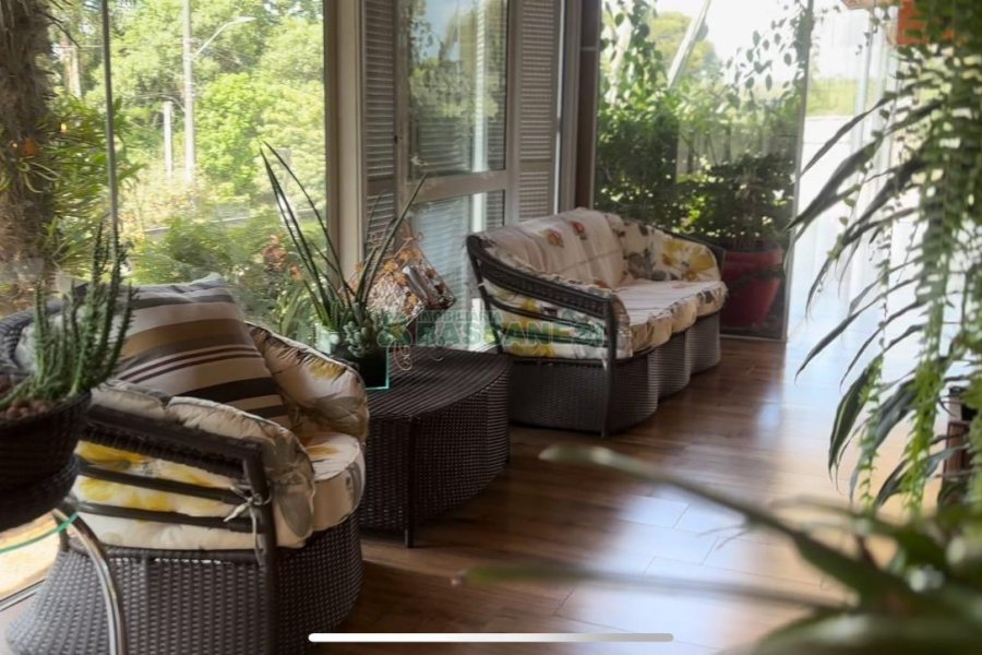 Casa com 400m², 3 dormitórios, 2 vagas, no bairro Vila Hipica em Caxias do Sul para Comprar