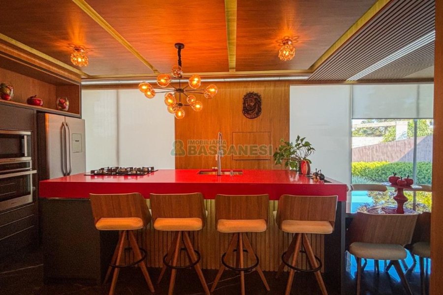 Casa com 400m², 3 dormitórios, 2 vagas, no bairro Vila Hipica em Caxias do Sul para Comprar