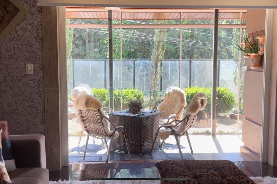 Casa com 400m², 3 dormitórios, 2 vagas, no bairro Vila Hipica em Caxias do Sul para Comprar