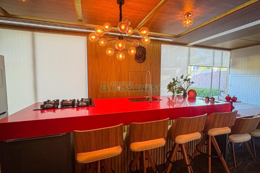 Casa com 400m², 3 dormitórios, 2 vagas, no bairro Vila Hipica em Caxias do Sul para Comprar