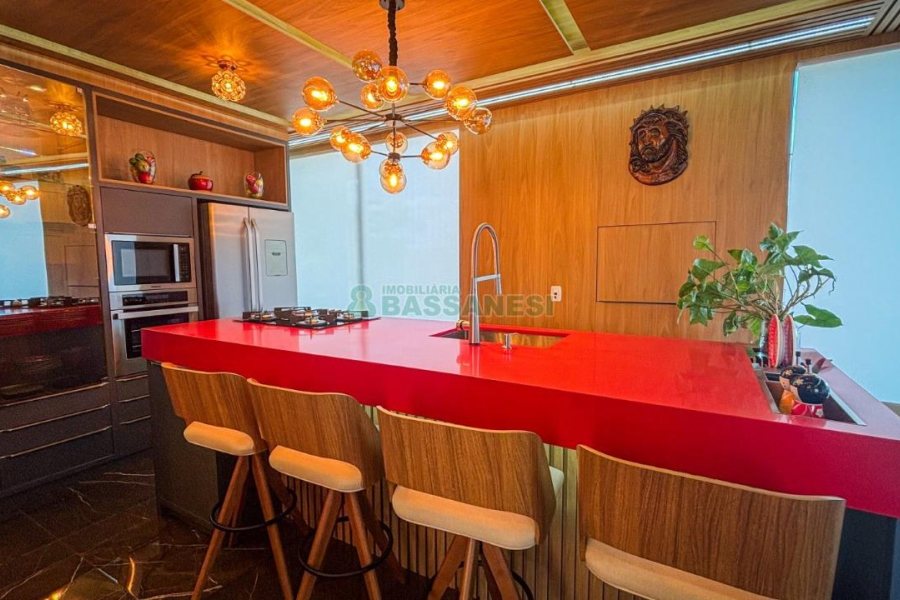 Casa com 400m², 3 dormitórios, 2 vagas, no bairro Vila Hipica em Caxias do Sul para Comprar