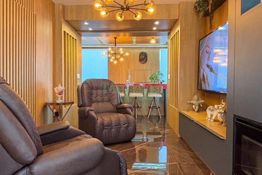 Casa com 400m², 3 dormitórios, 2 vagas, no bairro Vila Hipica em Caxias do Sul para Comprar