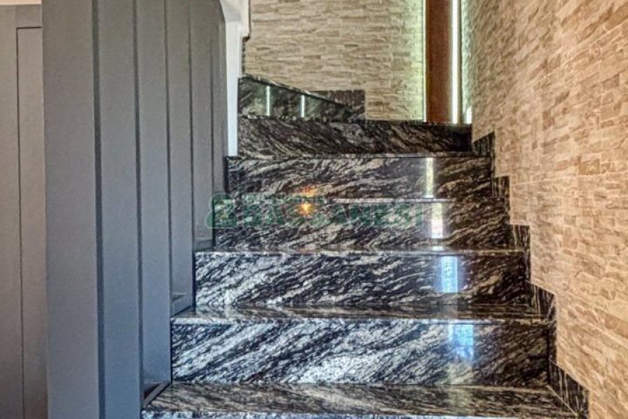 Casa com 400m², 3 dormitórios, 2 vagas, no bairro Vila Hipica em Caxias do Sul para Comprar