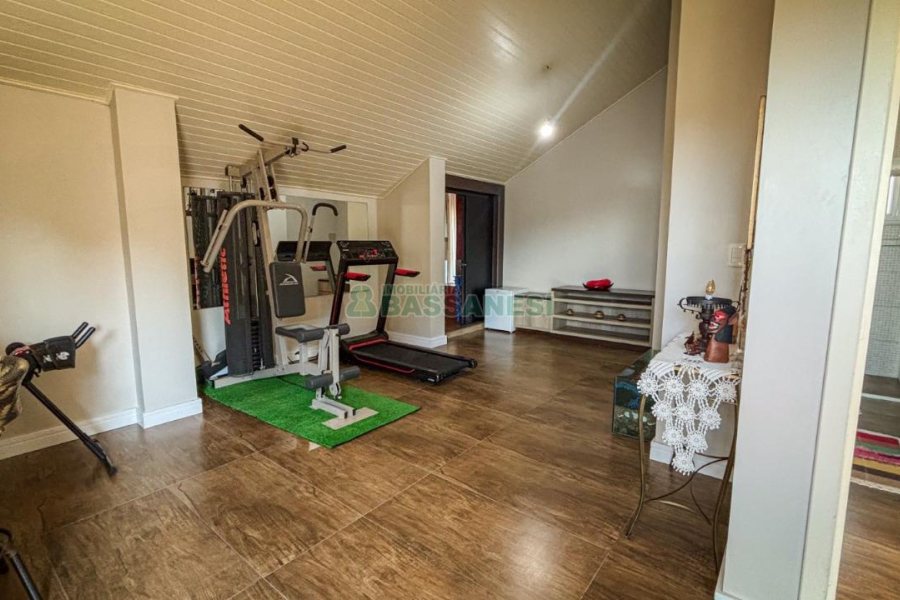 Casa com 400m², 3 dormitórios, 2 vagas, no bairro Vila Hipica em Caxias do Sul para Comprar