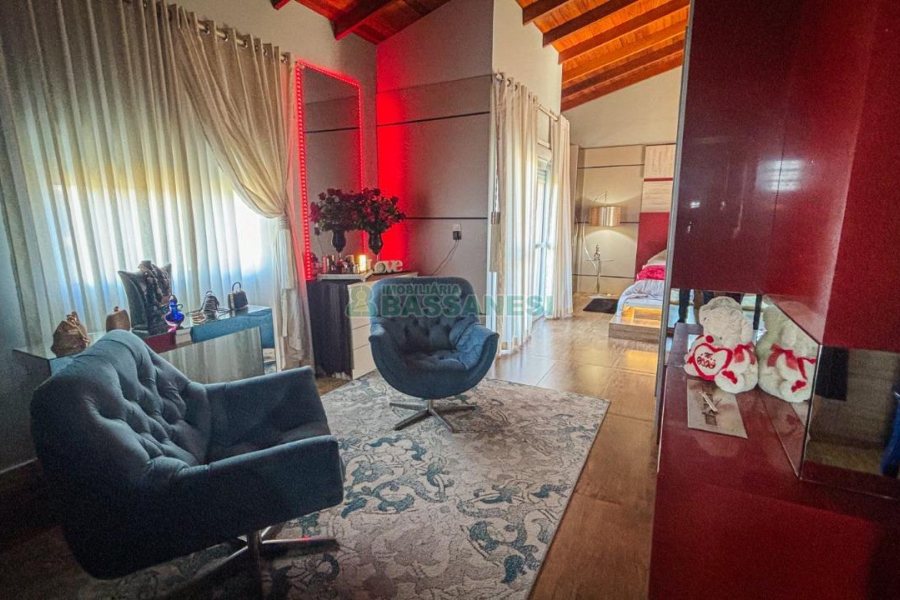 Casa com 400m², 3 dormitórios, 2 vagas, no bairro Vila Hipica em Caxias do Sul para Comprar