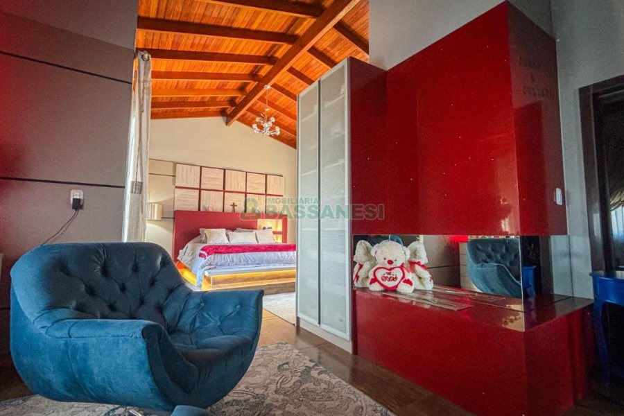 Casa com 400m², 3 dormitórios, 2 vagas, no bairro Vila Hipica em Caxias do Sul para Comprar