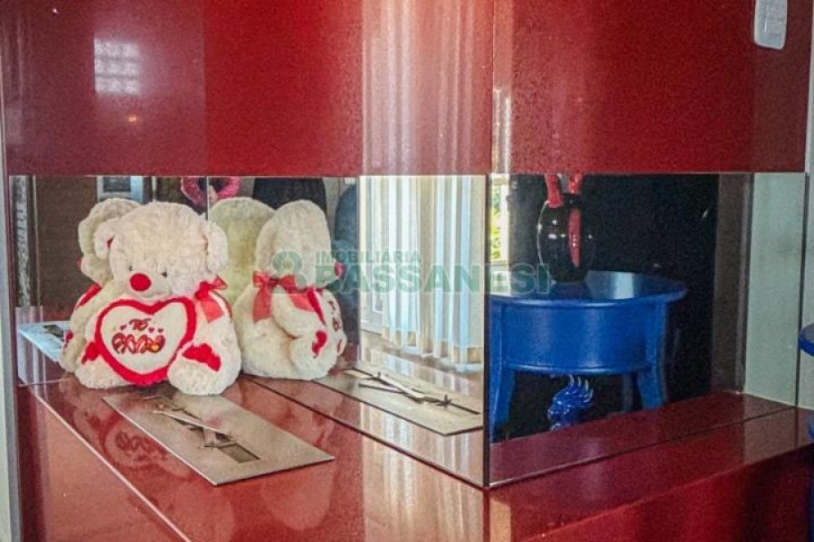 Casa com 400m², 3 dormitórios, 2 vagas, no bairro Vila Hipica em Caxias do Sul para Comprar